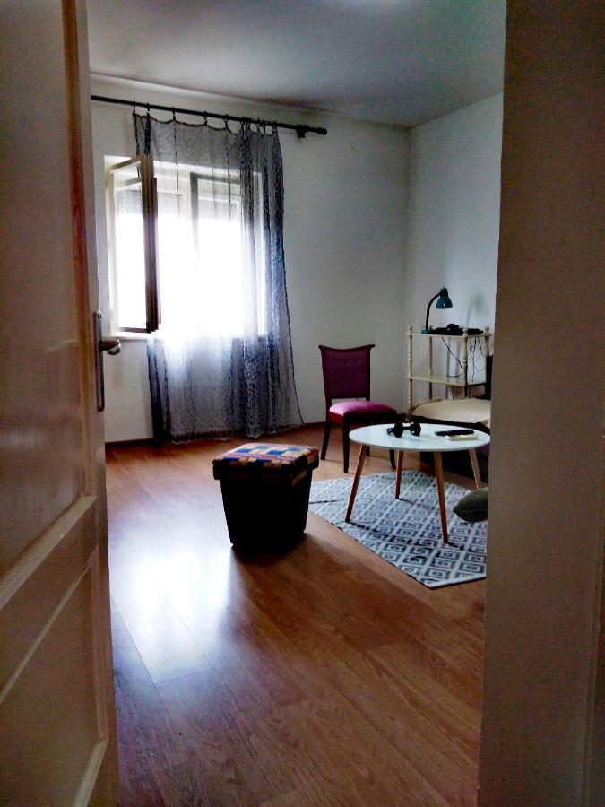 Apartment Cool People *