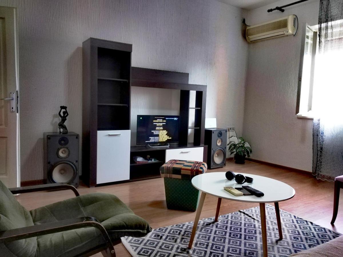 Apartment Cool People
